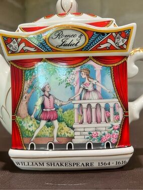 RARE! VINTAGE JAMES SADLER ENGLAND SHAKESPEARE'S " ROMEO & JULIET" TEAPOT